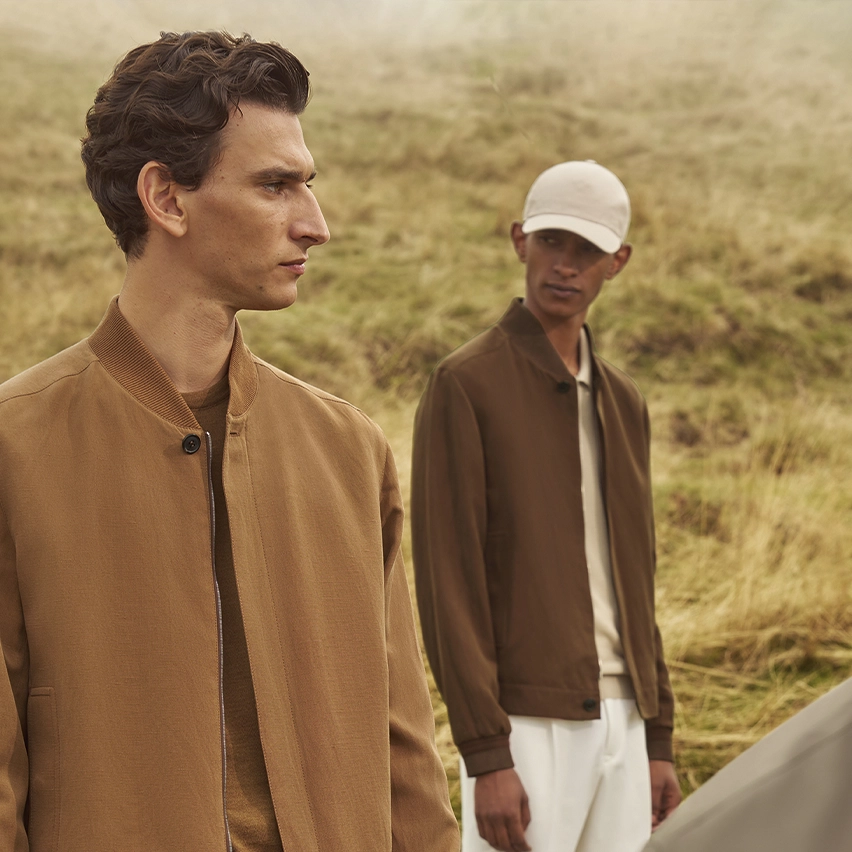 Drei Männer mit Kleidung aus der Luxury Leisurewear Kollektion von ZEGNA mit Bomberjacken in verschiedenen Farben.