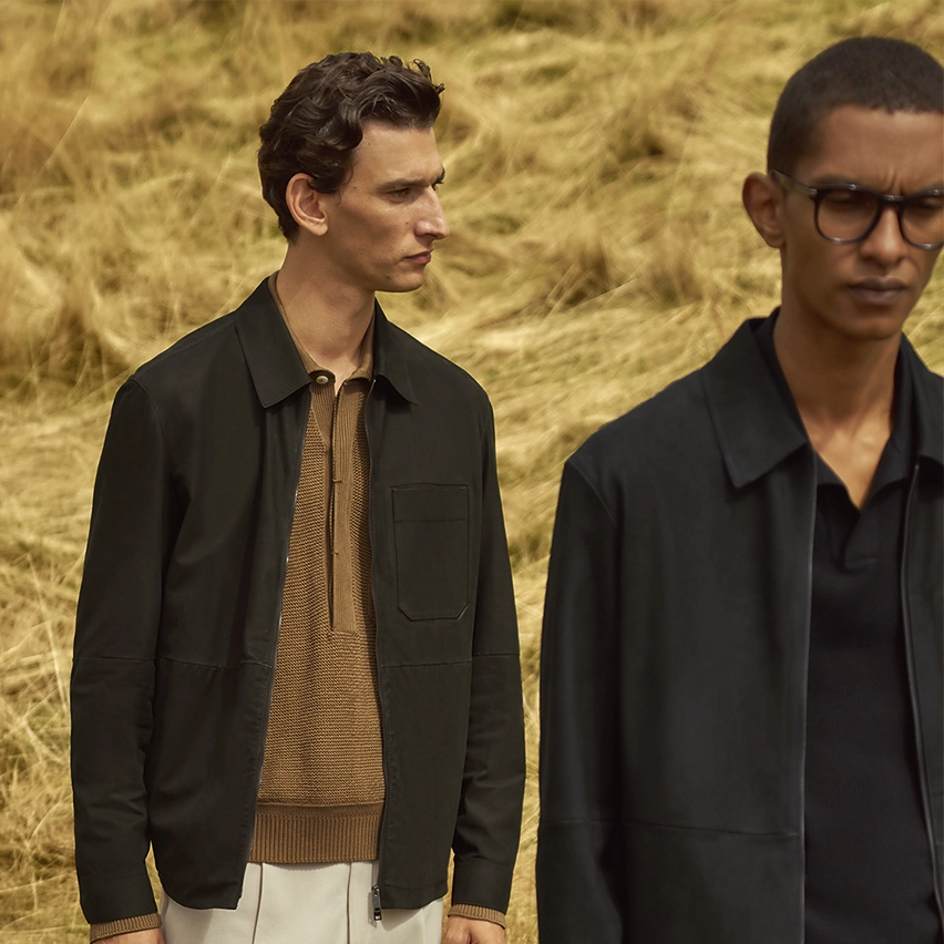 Zwei Männer mit maßgefertigten Lederjacken von ZEGNA.