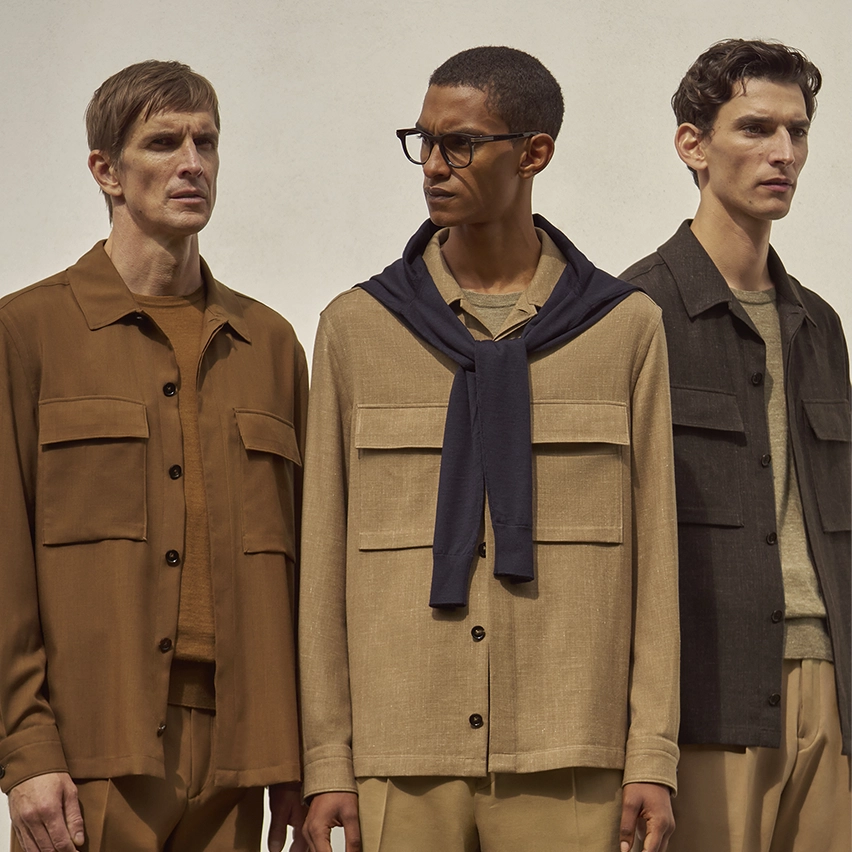 Drei Männer mit maßgefertigten ZEGNA Overshirts in den Farben Foliage, Vicuña und Braun.