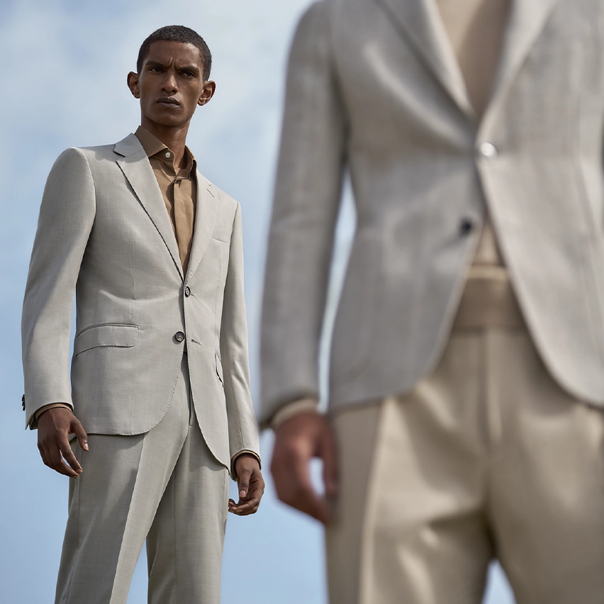 Zwei Männer mit eleganten grauen Jacken von ZEGNA.