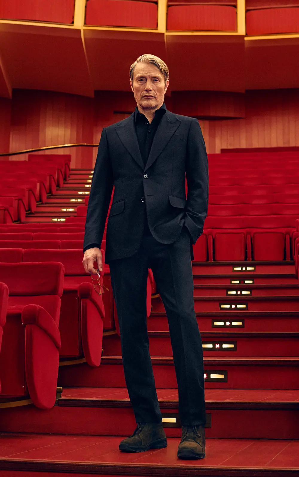 mads-mikkelsen-fw25-teatro-suit-M13-mobile-ratio0628.webp.editorialImage.R5.png