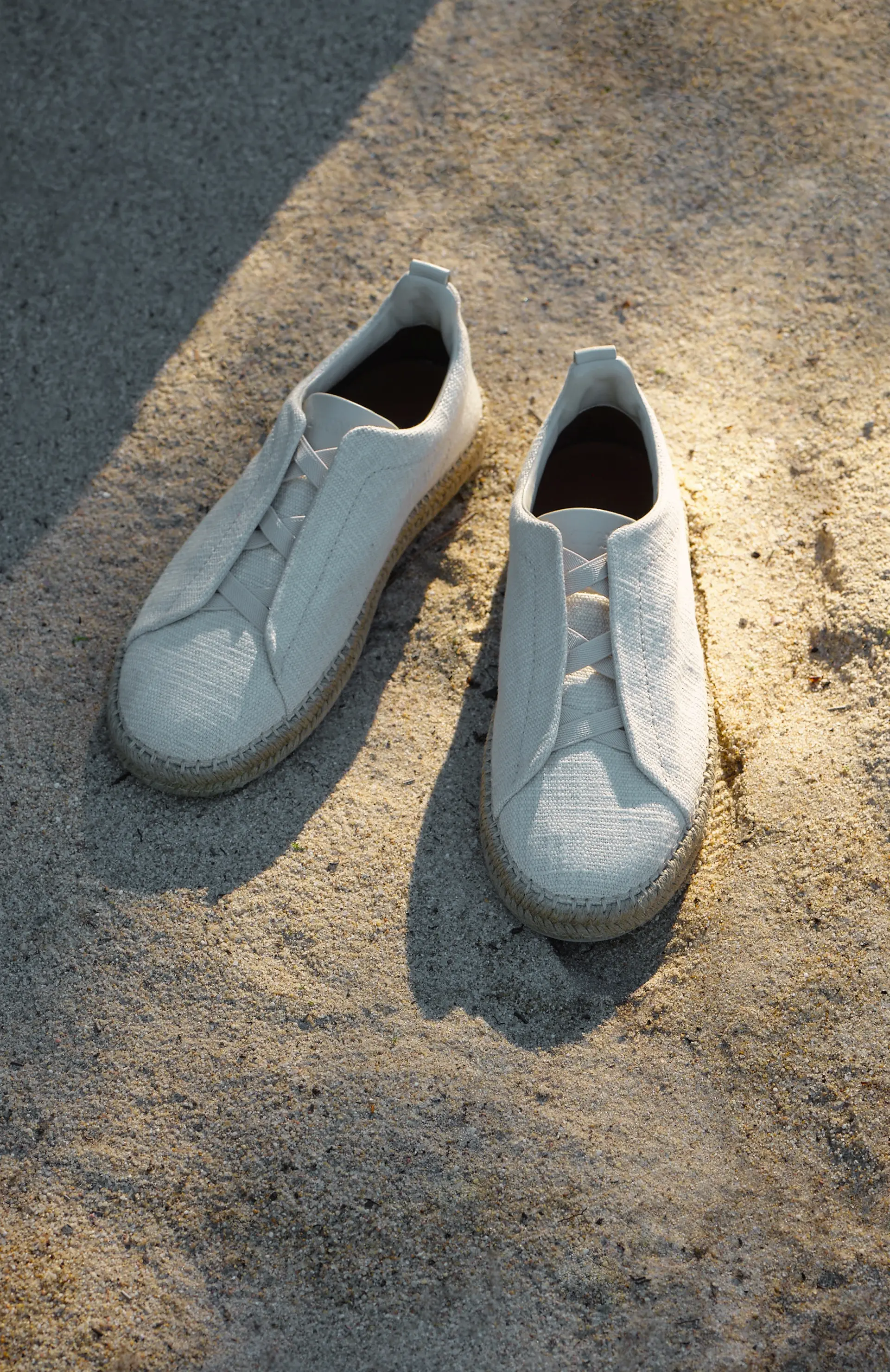 Triple Stitch™ Espadrilles von ZEGNA für Herren aus cremefarbener Leinenmischung und mit geflochtener Zwischensohle.