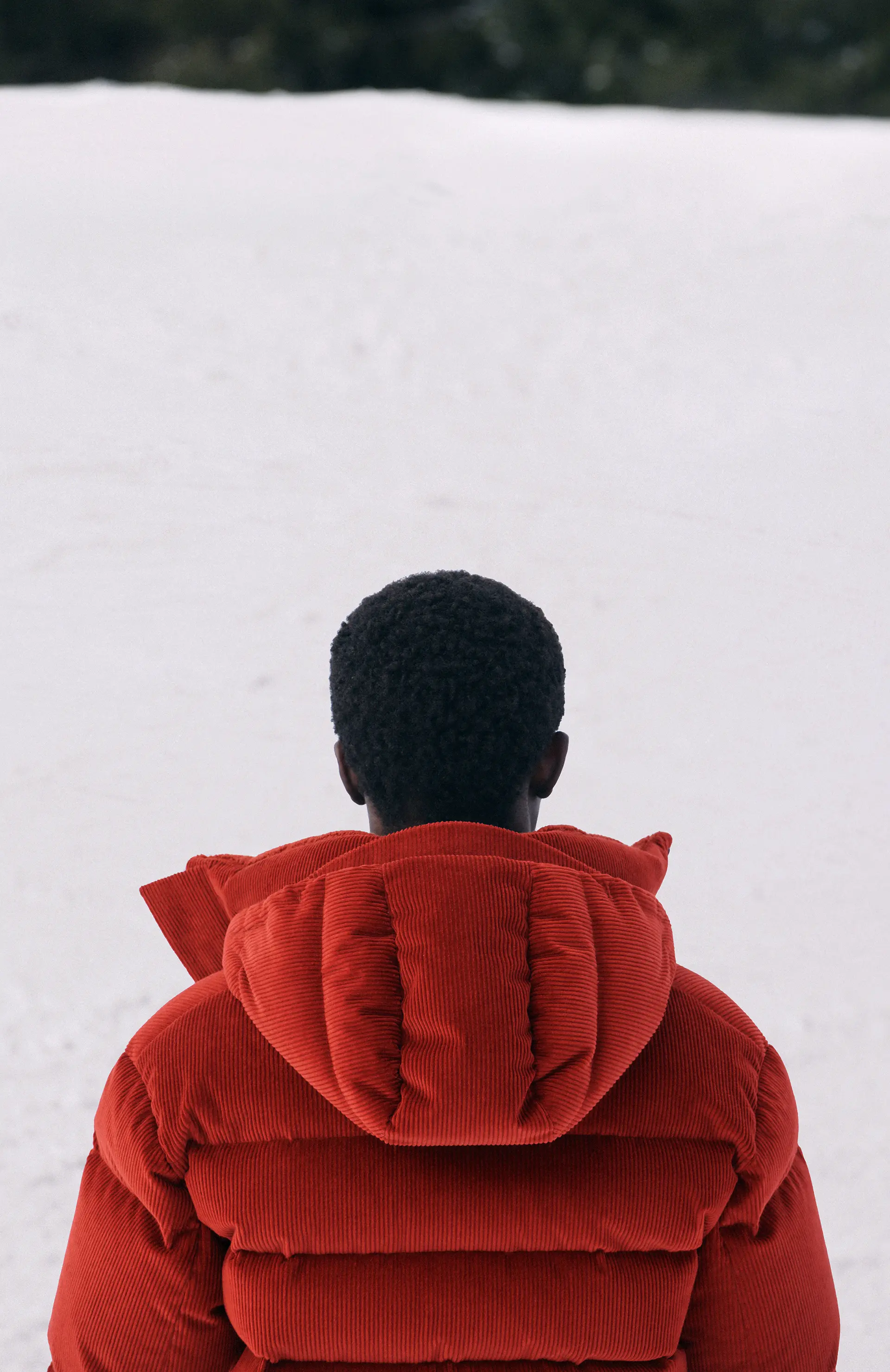 Un homme portant le blouson matelassé en duvet Cashco Elements rouge foncé de ZEGNA.
