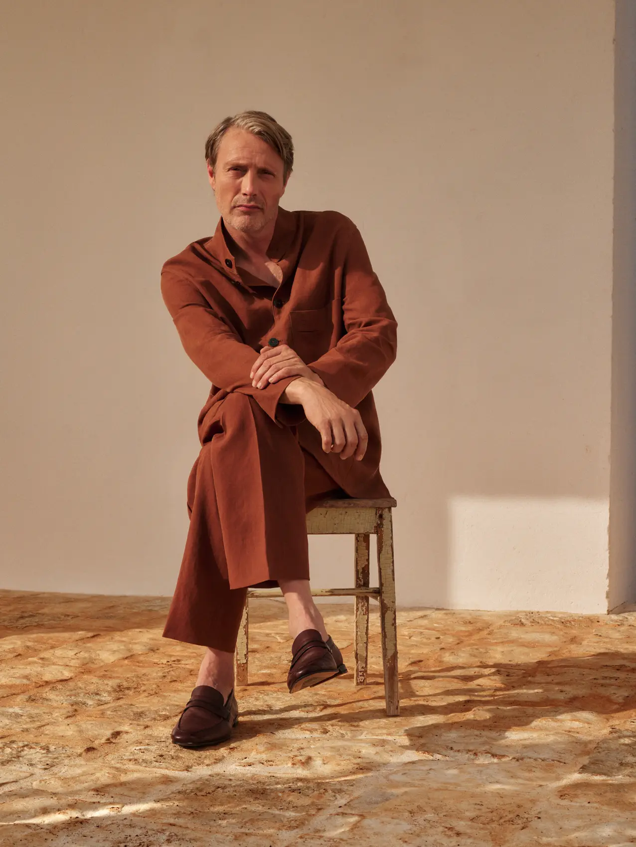 Image 3: Mads Mikkelsen wearing a refined linen outfit in an earthy tone, paired with leather loafers, from the ZEGNA SS25 collection.