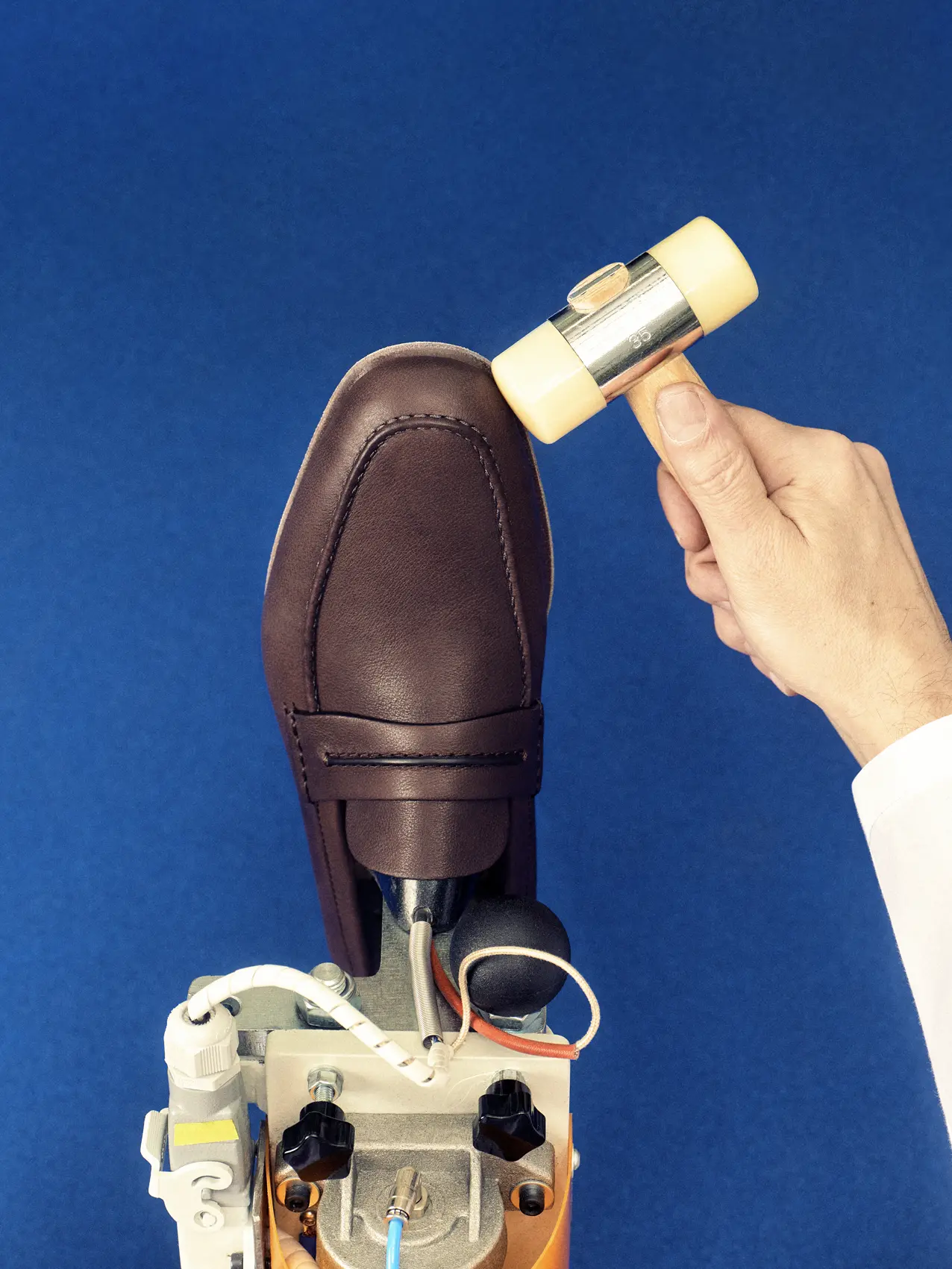 Image 5: Finishing touches on ZEGNA's handcrafted Mocassin loafer.