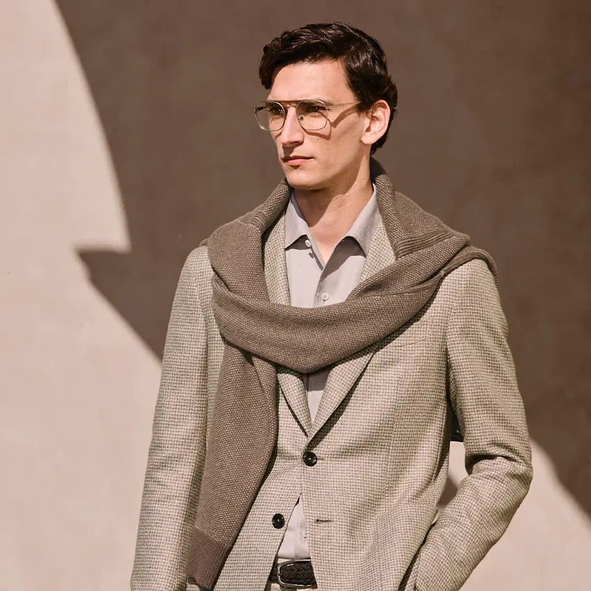 Ein Mann in einem eleganten karierten Anzug, Teil der Herbst/Winterkollektion 2025 von ZEGNA.