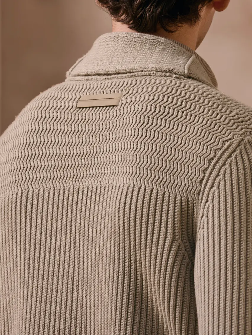 Un look masculin avec un esprit sartorial grâce à des mailles superposées de la collection FW25 de ZEGNA.