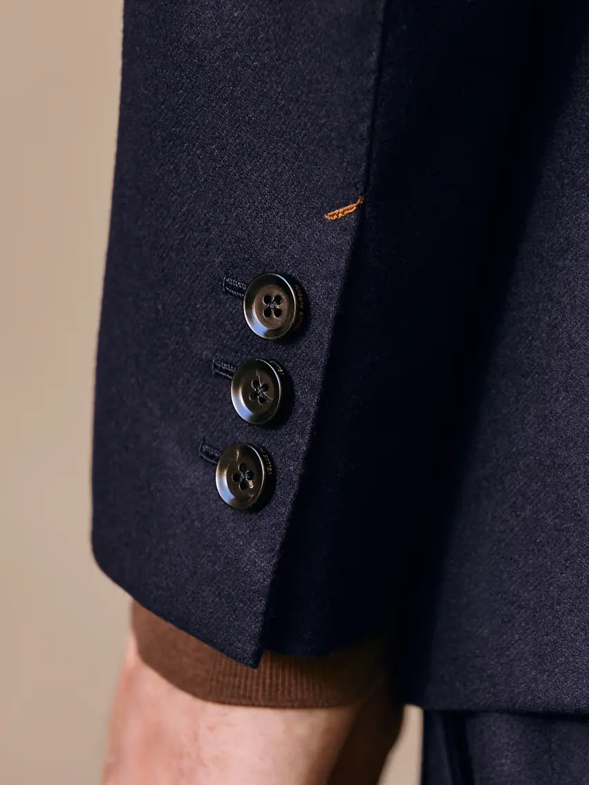 Homme portant un élégant costume de style Torino de la collection FW25 de ZEGNA.