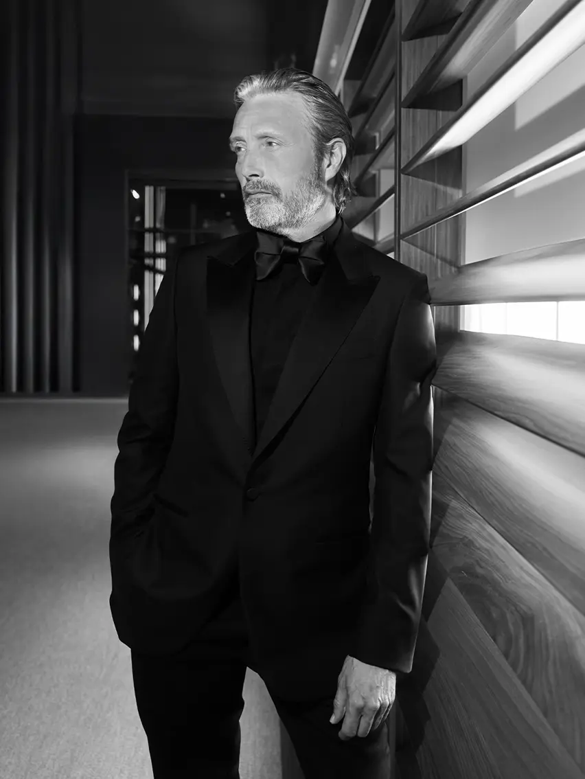 Mads Mikkelsen trägt einen maßgeschneiderten ZEGNA Anzug im Torino-Stil.