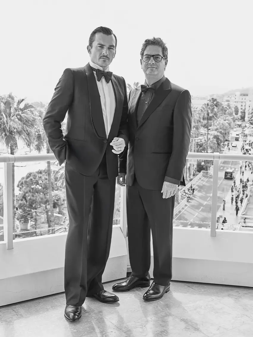 Zwei Männer in eleganten, maßgeschneiderten ZEGNA Anzügen.