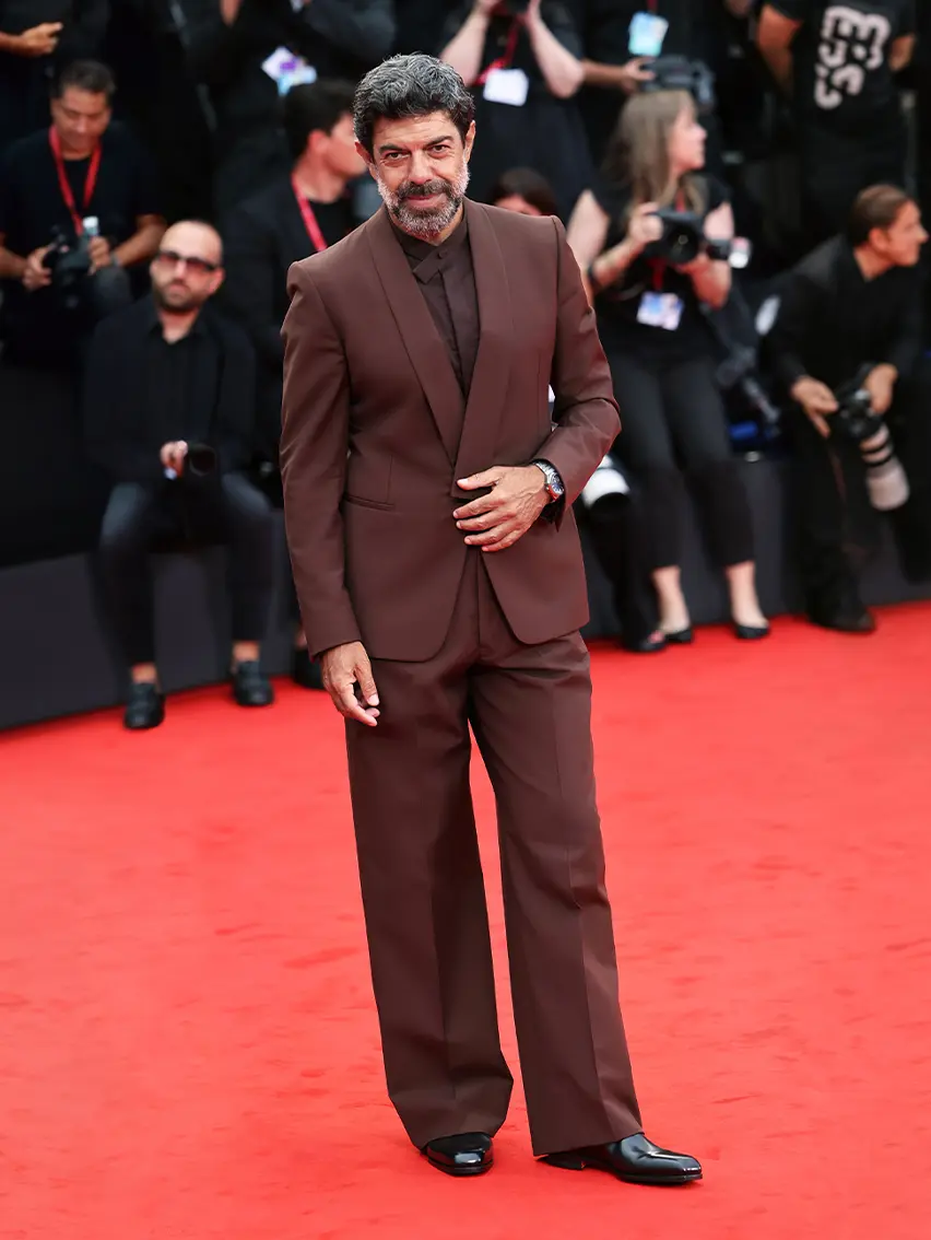 Pierfrancesco Favino trägt einen ZEGNA-Anzug auf dem roten Teppich der Filmfestspiele von Venedig 2025.