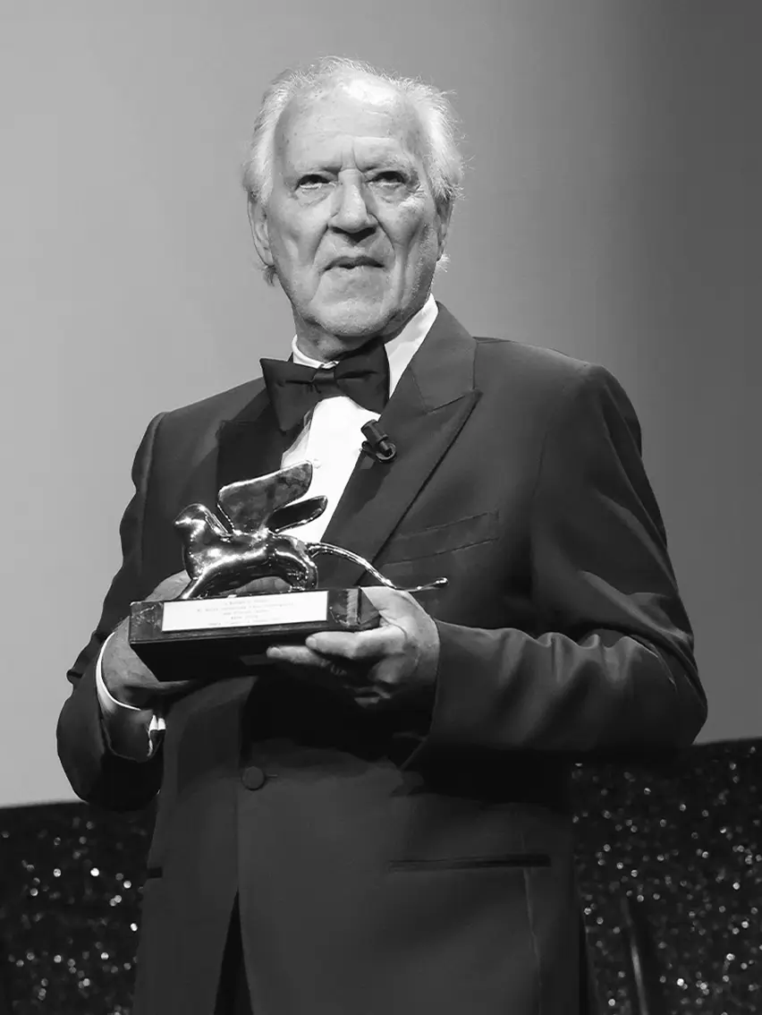 Werner Herzog trägt einen ZEGNA-Smoking auf dem roten Teppich der Filmfestspiele von Venedig 2025.