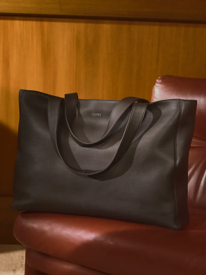 Weiche ZEGNA Tragetasche aus dunklem Secondskin-Leder aus der ZEGNA Herbst/Winterkollektion 2026.