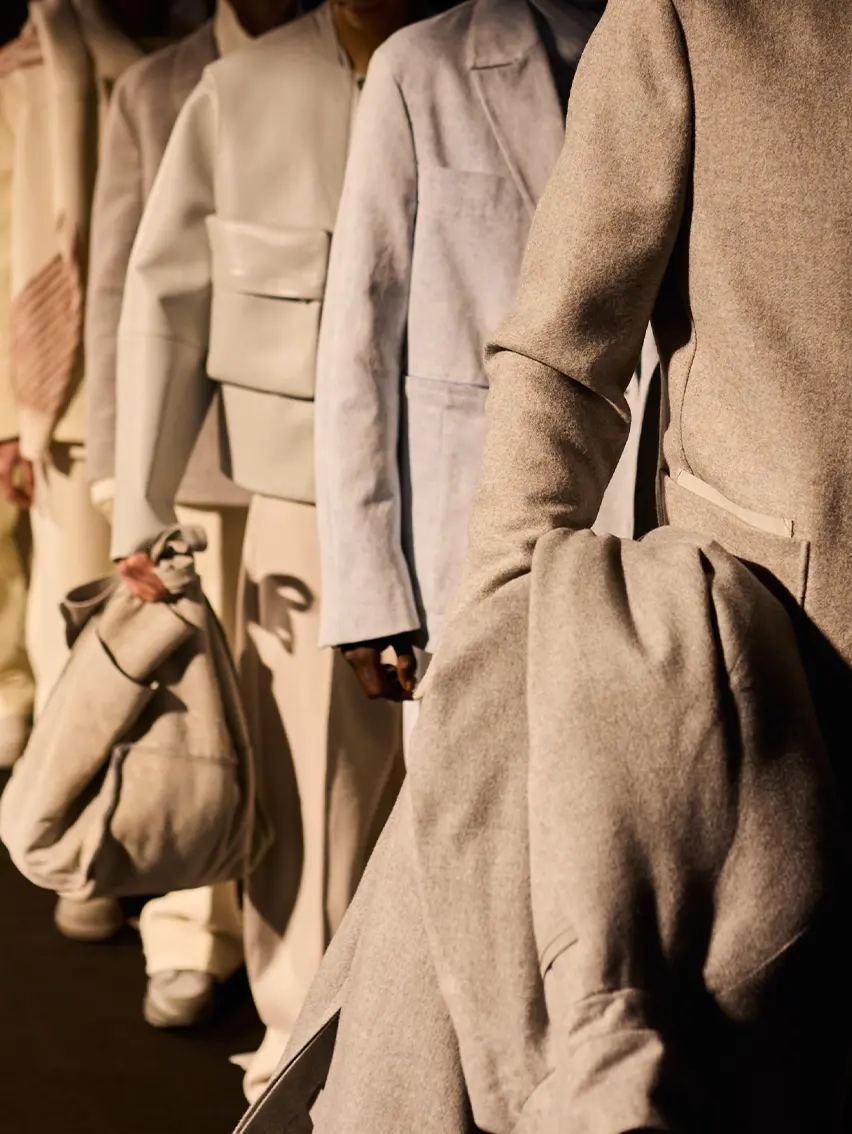 身穿米色羊绒套装的模特们准备开始 ZEGNA (杰尼亚)FW24 时装发布会。