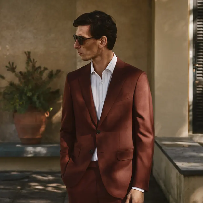 Uomo che indossa un elegante abito su misura ZEGNA SS25.