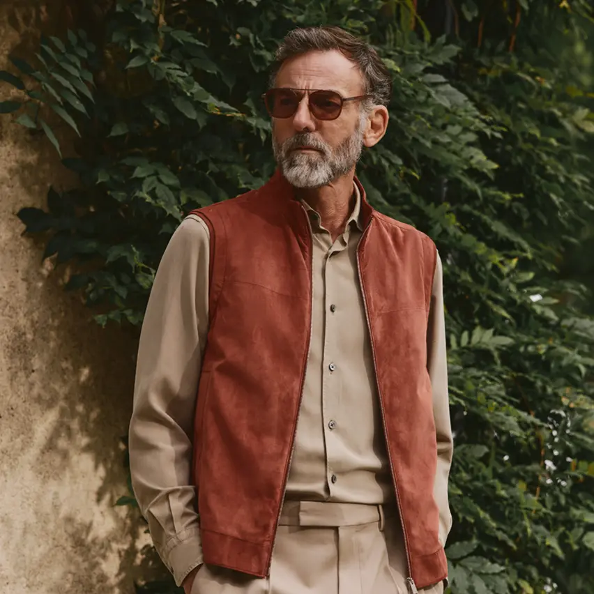Uomo con look business casual ZEGNA Primavera/Estate 2025.