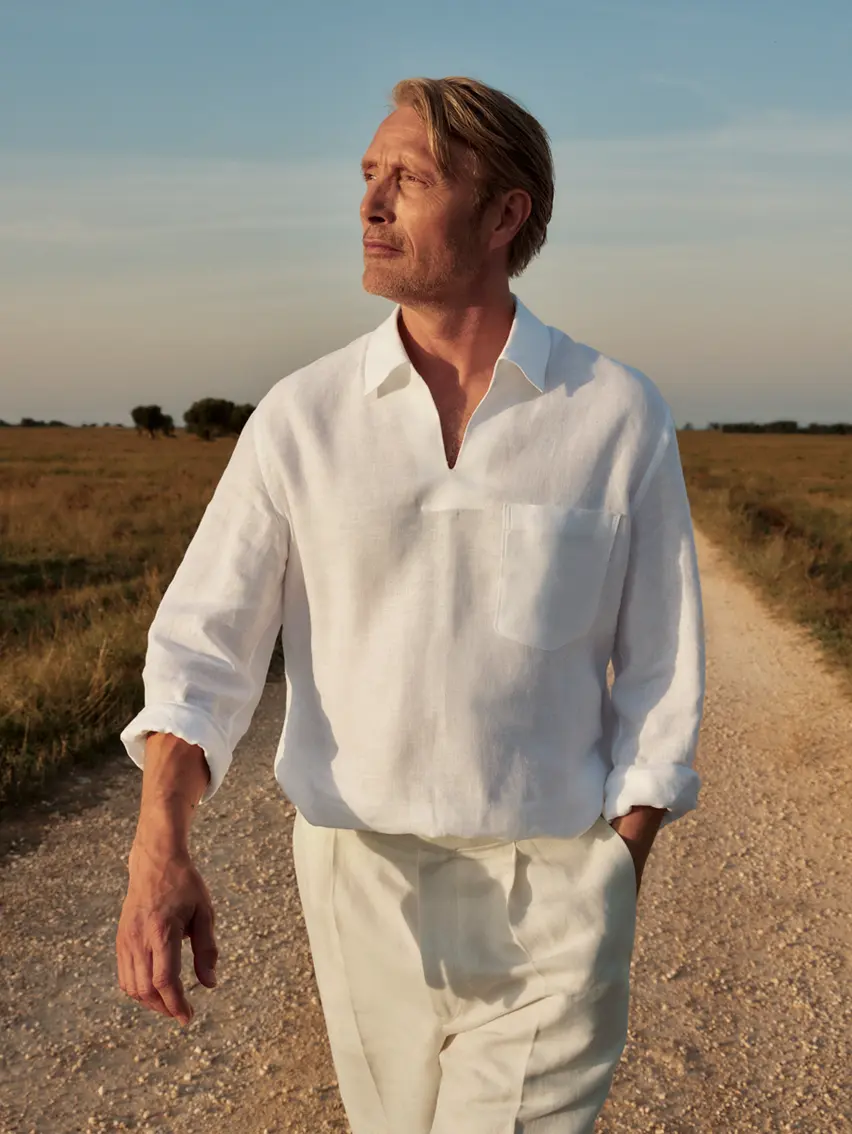 ZEGNA SS25コレクションのスエードのローファーと洗練されたリネンのアウトフィットを身に着けたMads Mikkelsen。