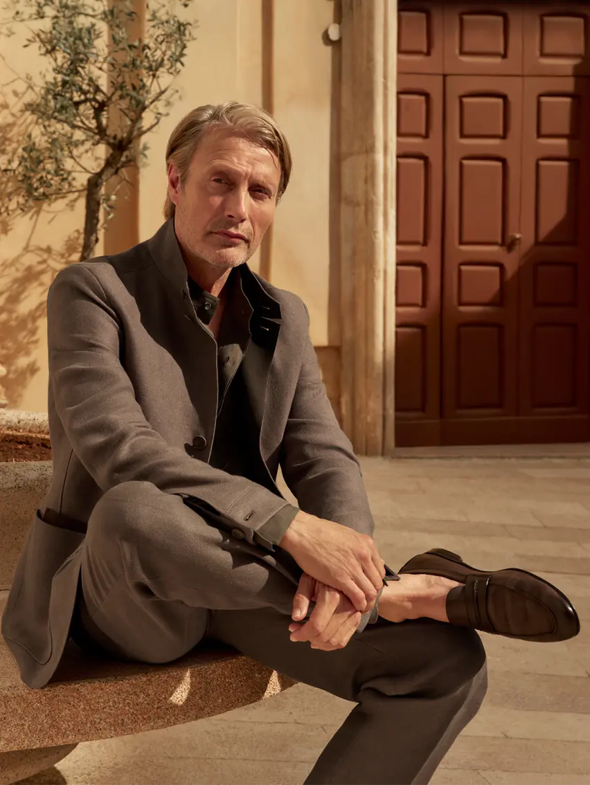 ZEGNAの2025年春夏コレクションのテーラードスーツを身に着けたMads Mikkelsen。