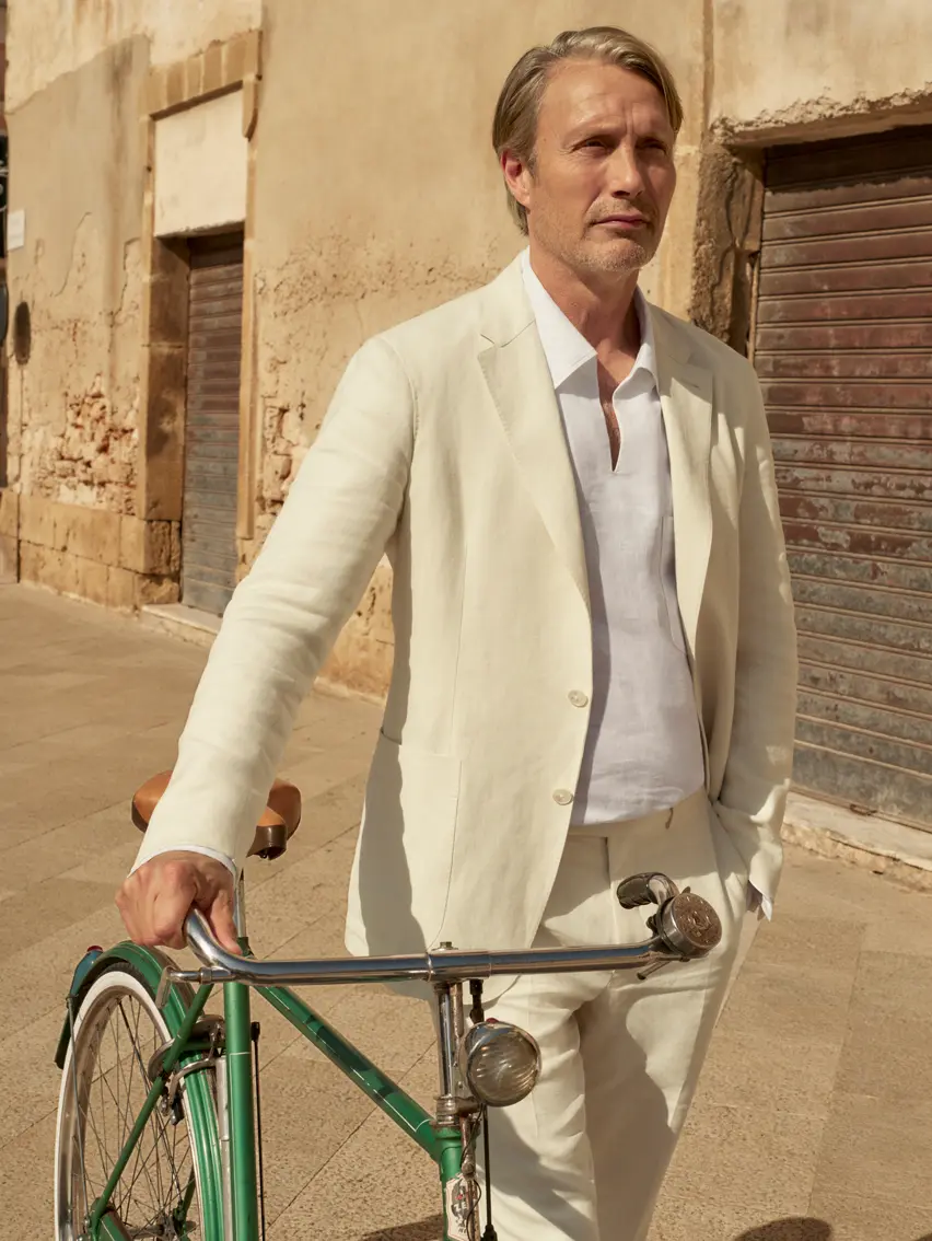 ZEGNAの2025年春夏コレクションのリネンのテーラードスーツを身に着けレザーローファーを履いたMads Mikkelsen。