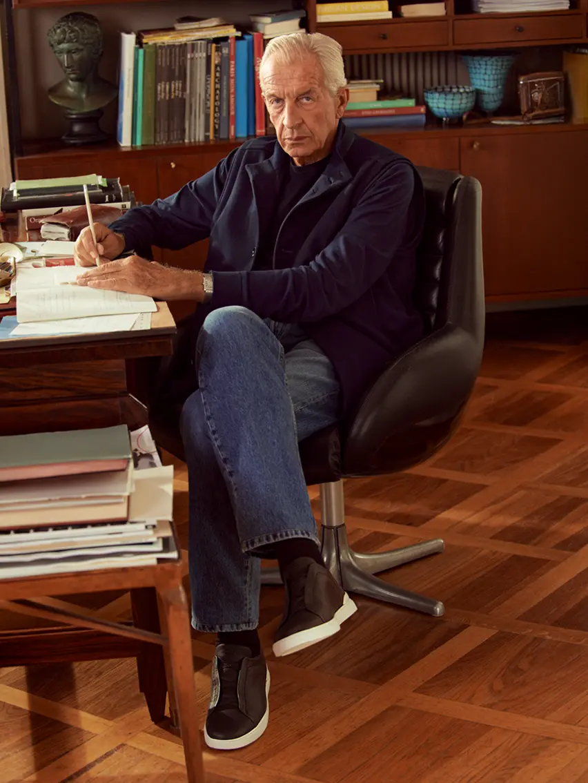 Auro Montanari con prendas de la exclusiva colección Vellus Aureum de ZEGNA.