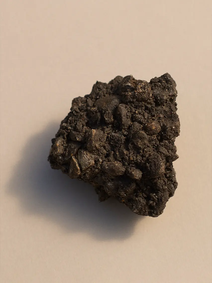 Frammento di roccia minerale dalla texture materica, ispirato al paesaggio naturale di Oasi Zegna.