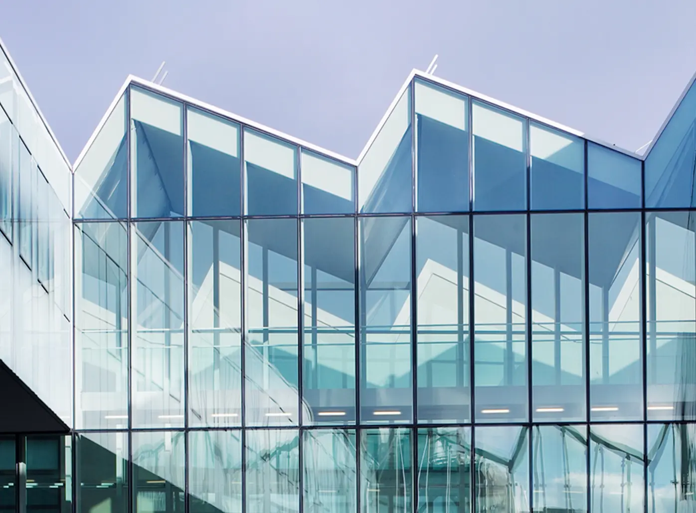 Vista esterna dell’architettura moderna in vetro della sede di ZEGNA a Milano, che valorizza il design contemporaneo dell’headquarter.
