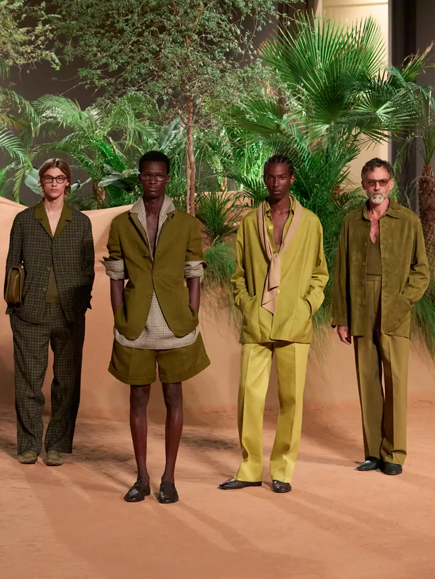 模特兒在 ZEGNA 2026 年夏季時裝表演上擺姿勢。
