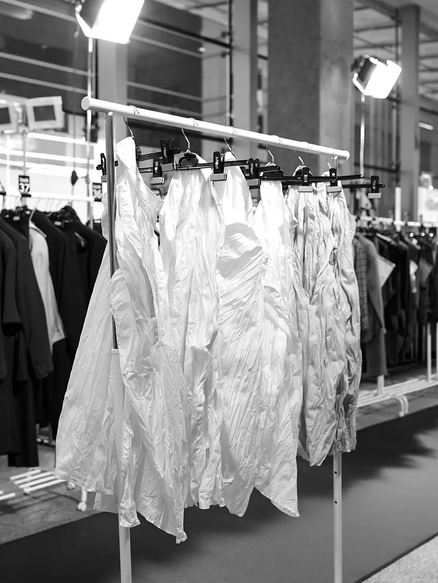 ZEGNA 2026 年夏季時裝表演後台衣架上的白色服裝。