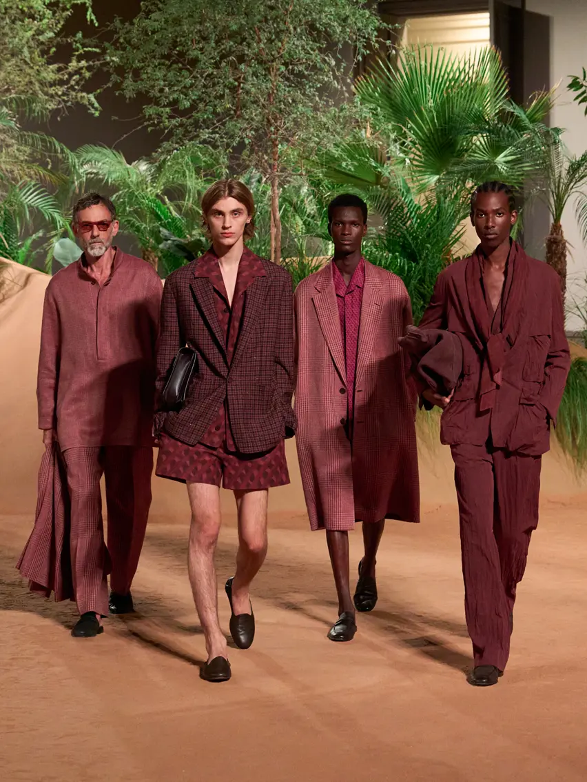 模特兒在 ZEGNA 2026 年夏季時裝表演上擺姿勢。