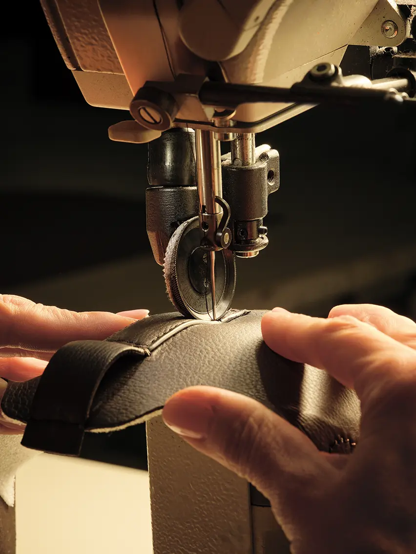素材の柔らかさ、精密な仕立て、そして手作業による洗練された仕上げを強調する、ZEGNAのSecondskinヌバックの製造工程を支える職人のクラフトマンシップのディテール。