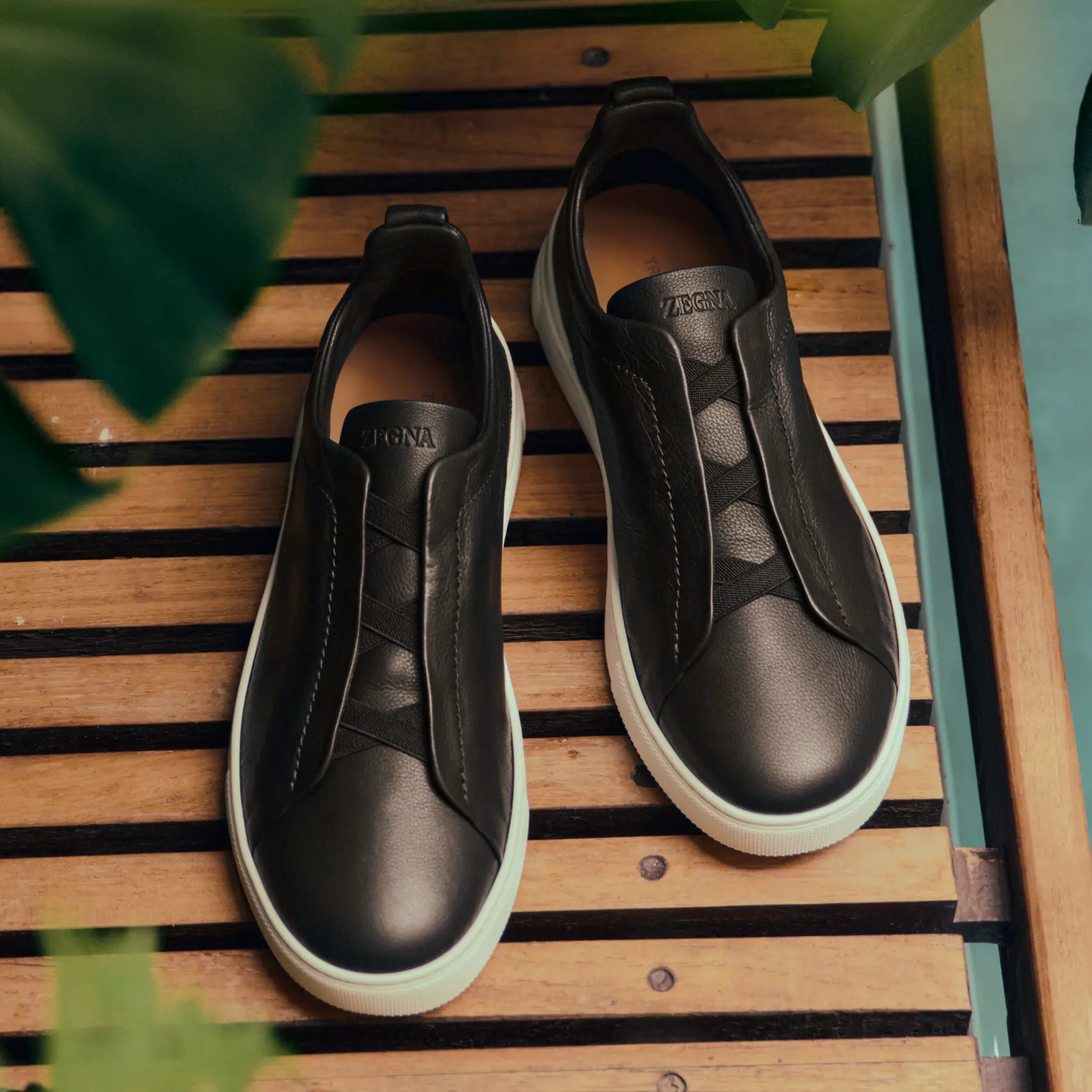 Paisagem natural à volta do Lago Maggiore, com vegetação mista.