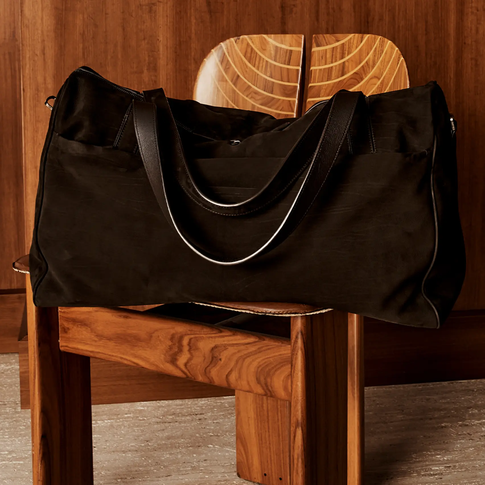 Grande plano do saco de viagem em nubuck SECONDSKIN em castanho escuro de SS26 da ZEGNA.