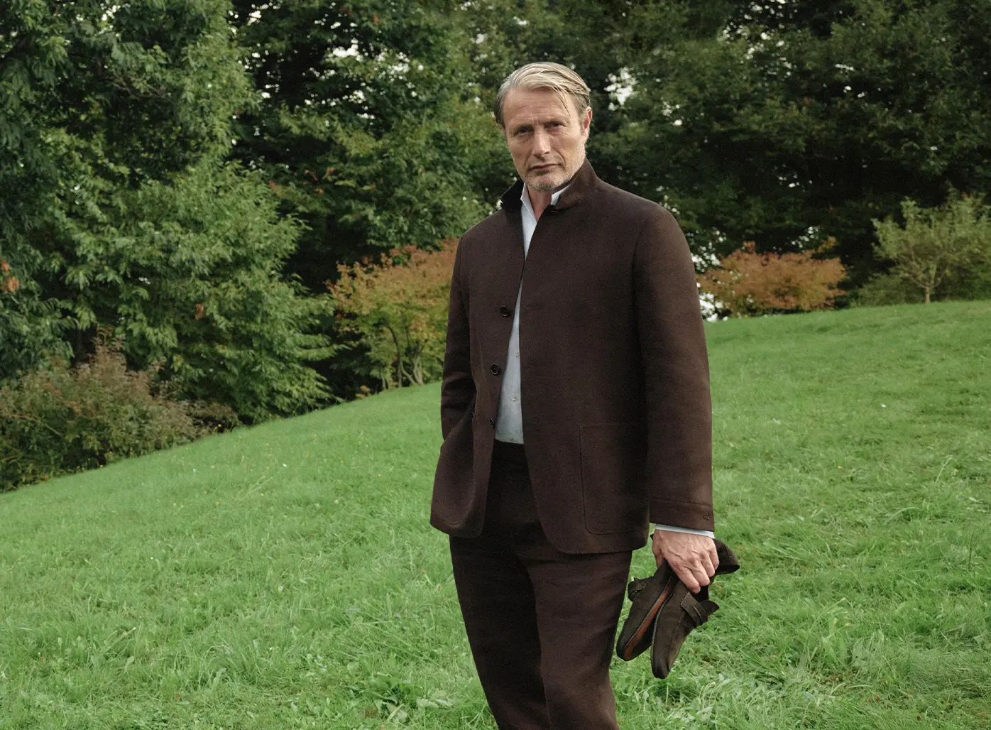 Mads Mikkelsen indossa un look raffinato della collezione Primavera Estate 2026 ZEGNA.