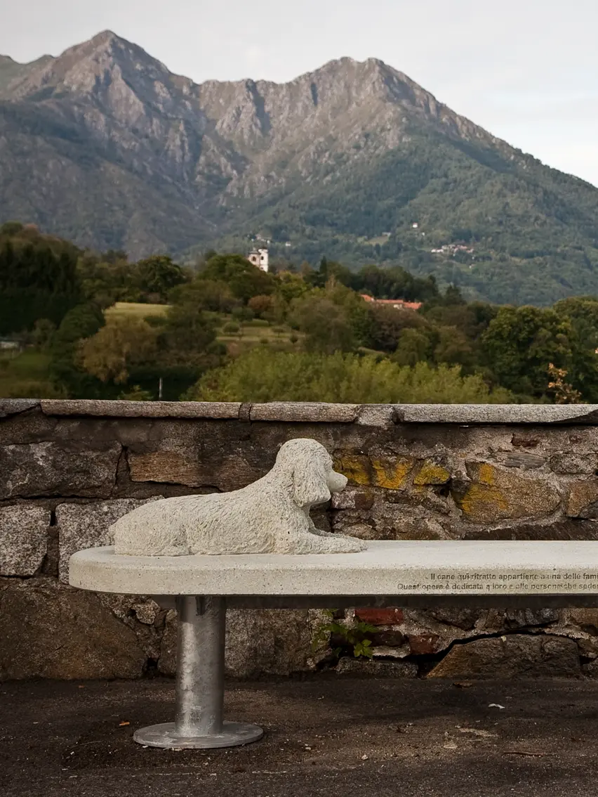 Alberto Garutti Dedicato alle persone che sedendosi qui ne parleranno scultura in cemento all'aperto 2009 alla sede ZEGNA.