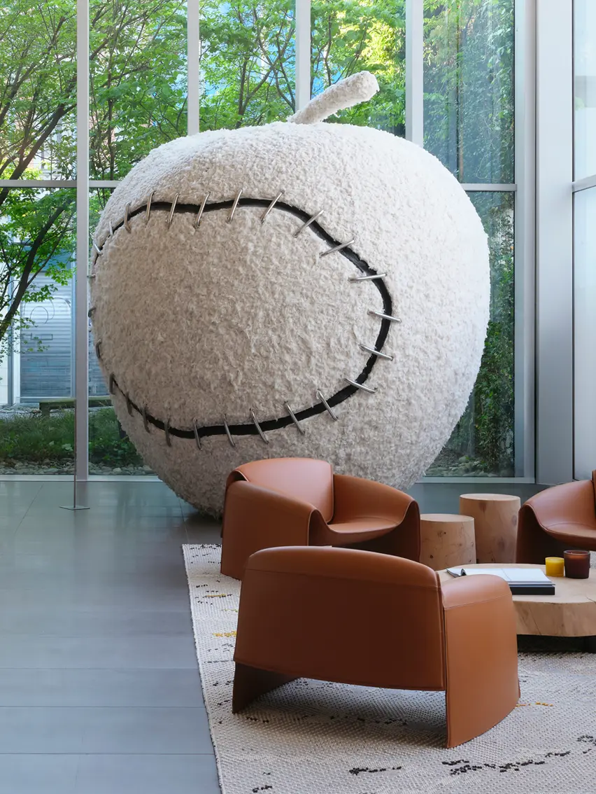 Michelangelo Pistoletto Woollen – The Reinstated Apple 2007, opera in tecnica mista alla sede ZEGNA.