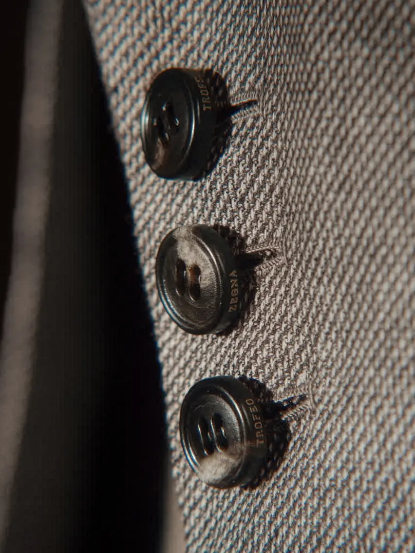 Gros plan sur les boutons d’une veste ZEGNA.