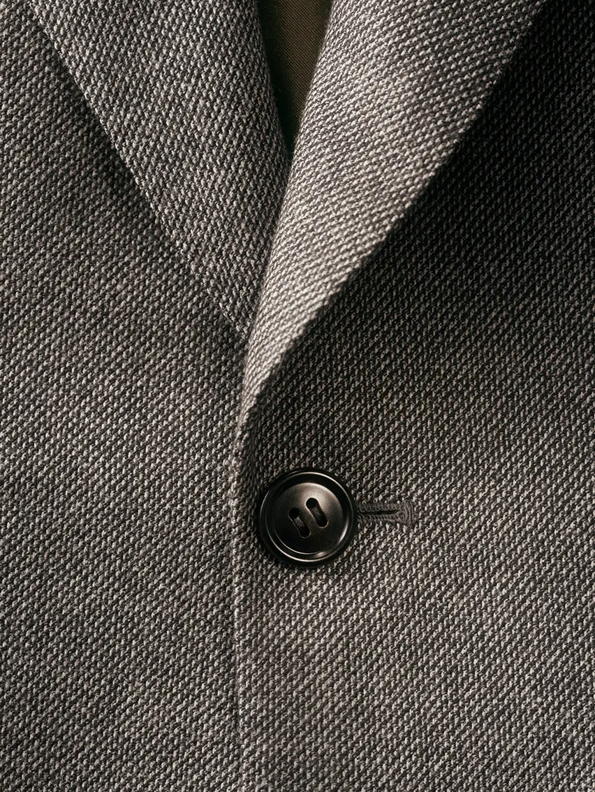 Gros plan sur le revers d’une veste ZEGNA.
