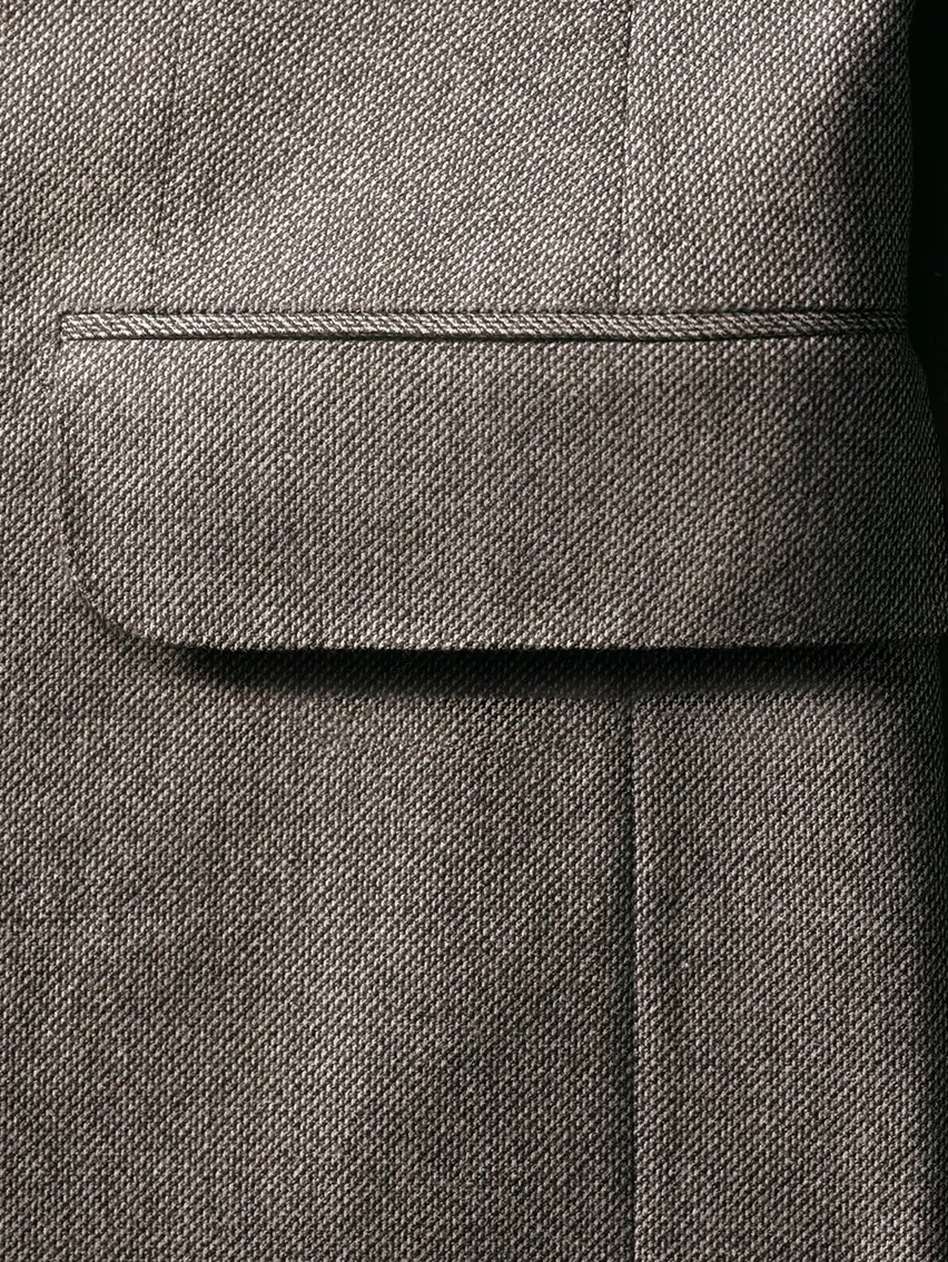Gros plan sur la poche d’une veste ZEGNA.