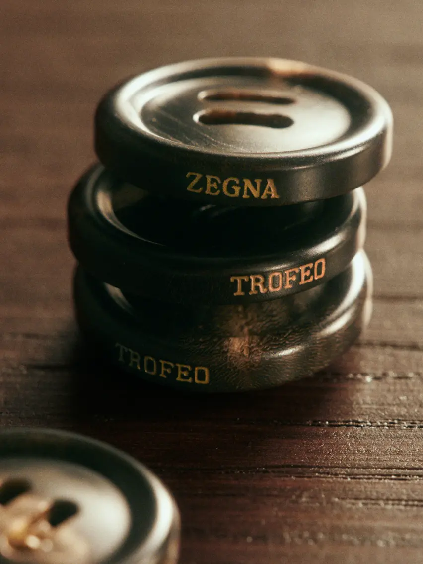 Gros plan sur les boutons ZEGNA Trofeo.