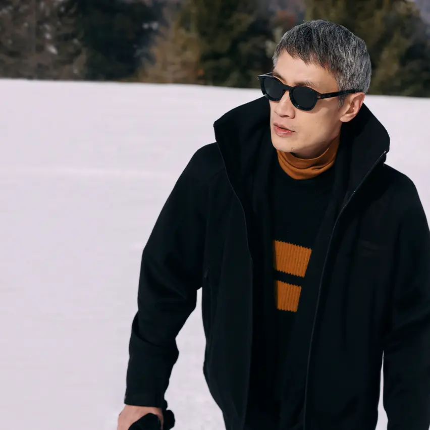 Un homme dans la neige portant une veste d’hiver et un col roulé de la collection hiver de ZEGNA.