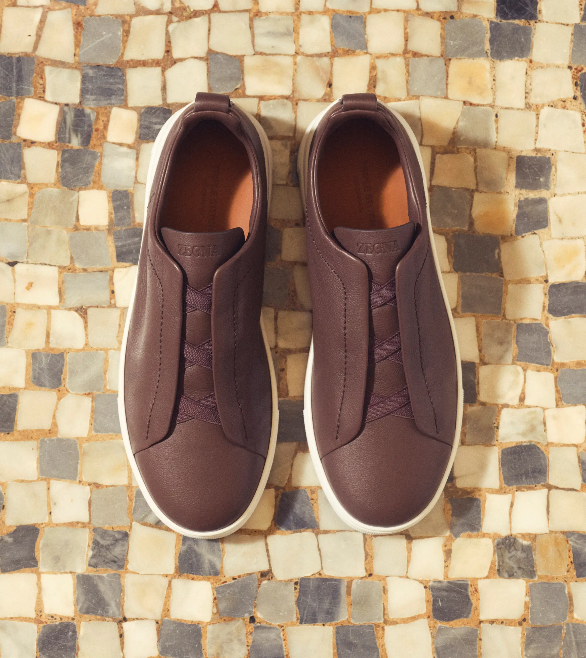 Blick von vorne auf die Triple Stitch Sneaker aus Secondskin in dunkelbraunem Leder, aus der ZEGNA Herbst/Winterkollektion 2025.