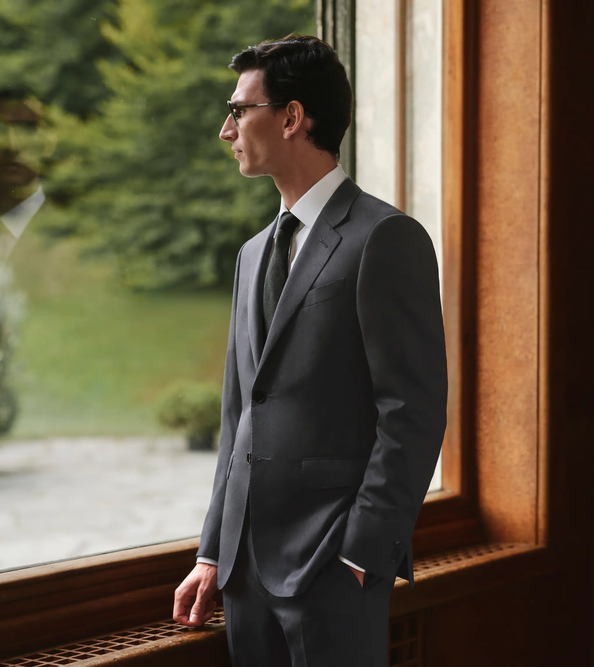 ZEGNA SS25コレクションから登場したエレガントなメイド トゥ メジャーのラグジュアリーなスーツを身に着けた男性。
