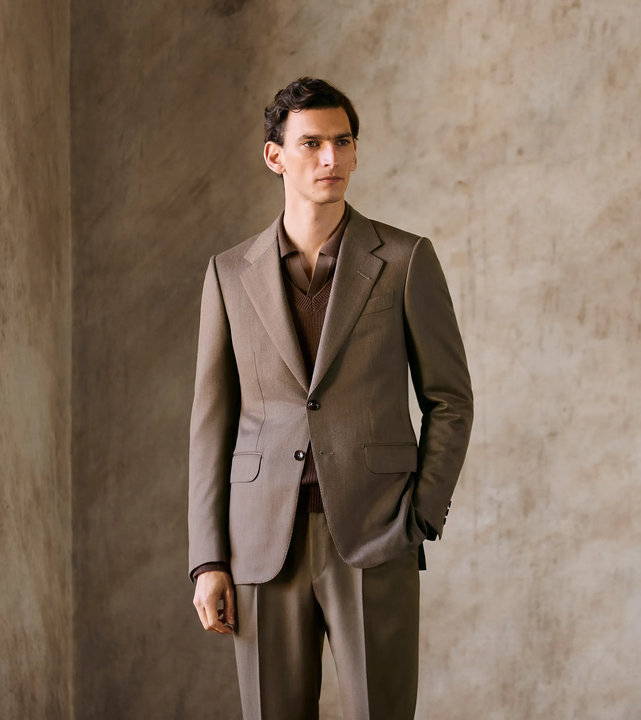 Man wearing an elegant brown-toned suit with single-breasted jacket and one-pleat trousers by ZEGNA.