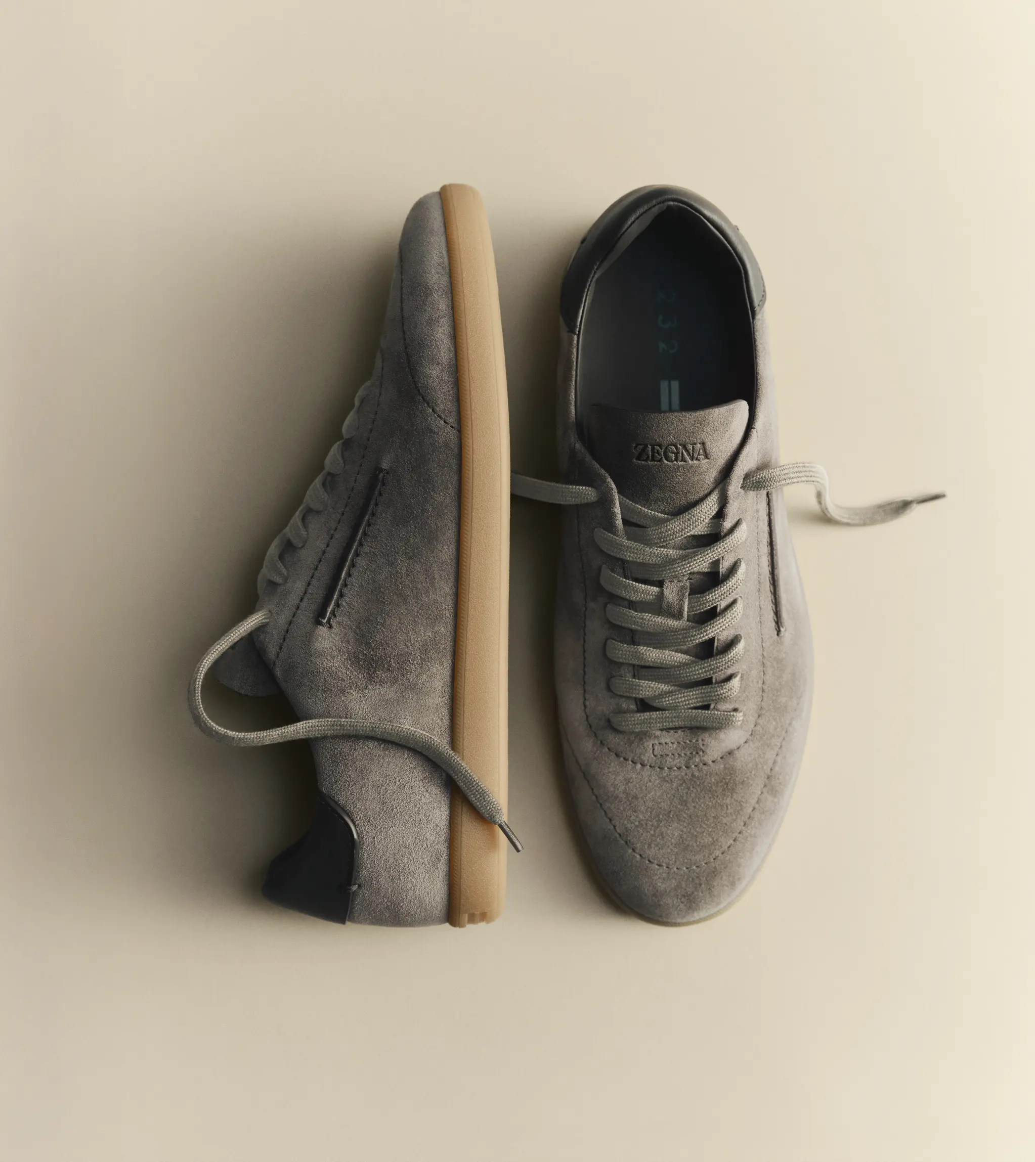 232 Sneaker aus Wildleder in der Farbe Ardesia Lavato von ZEGNA, Teil der Frühjahr-/Sommerkollektion 2026.