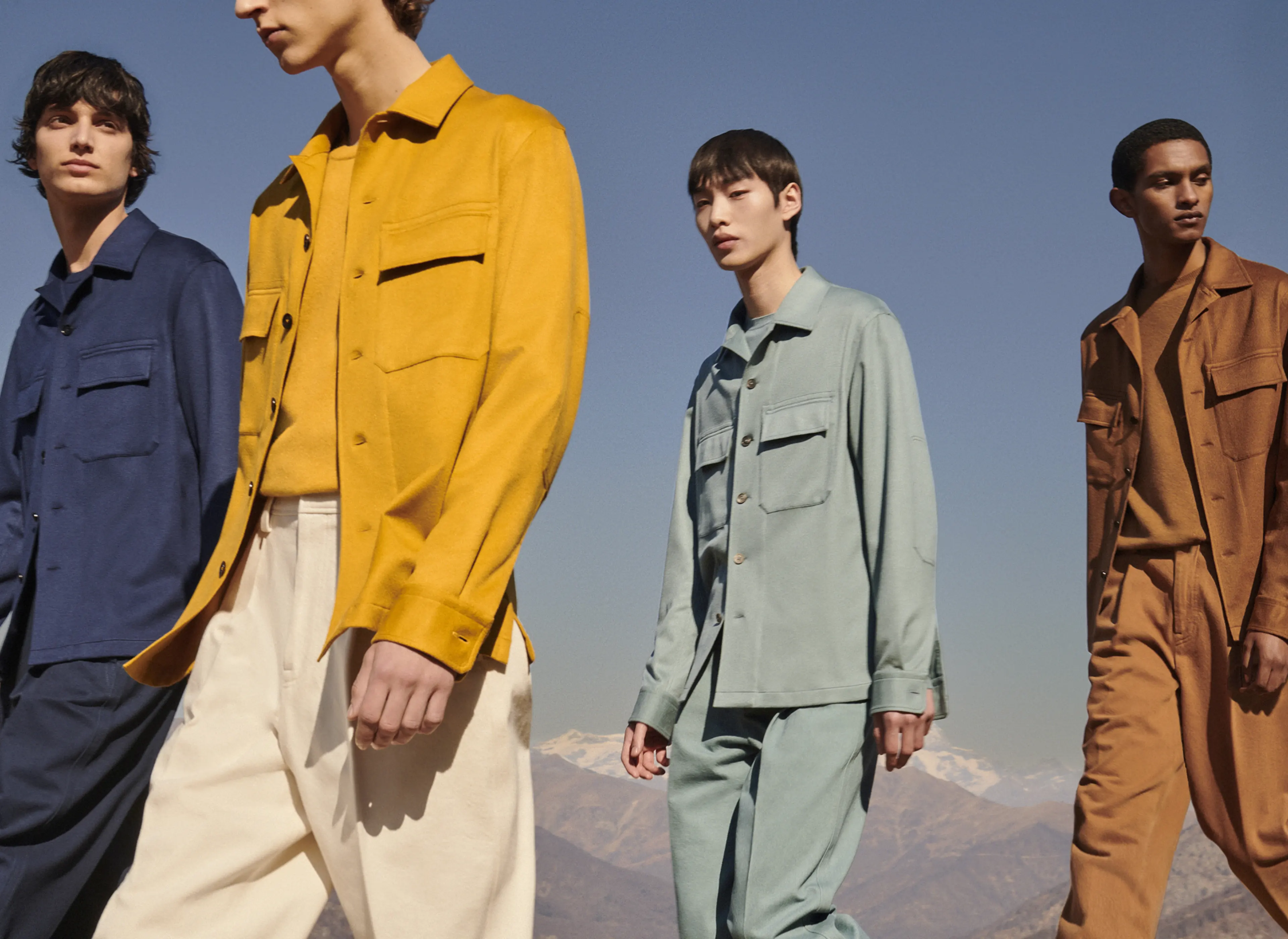 四名男士正身穿 Zegna OASI Cashmere 2022 年秋冬系列不同顏色的外套式襯衫