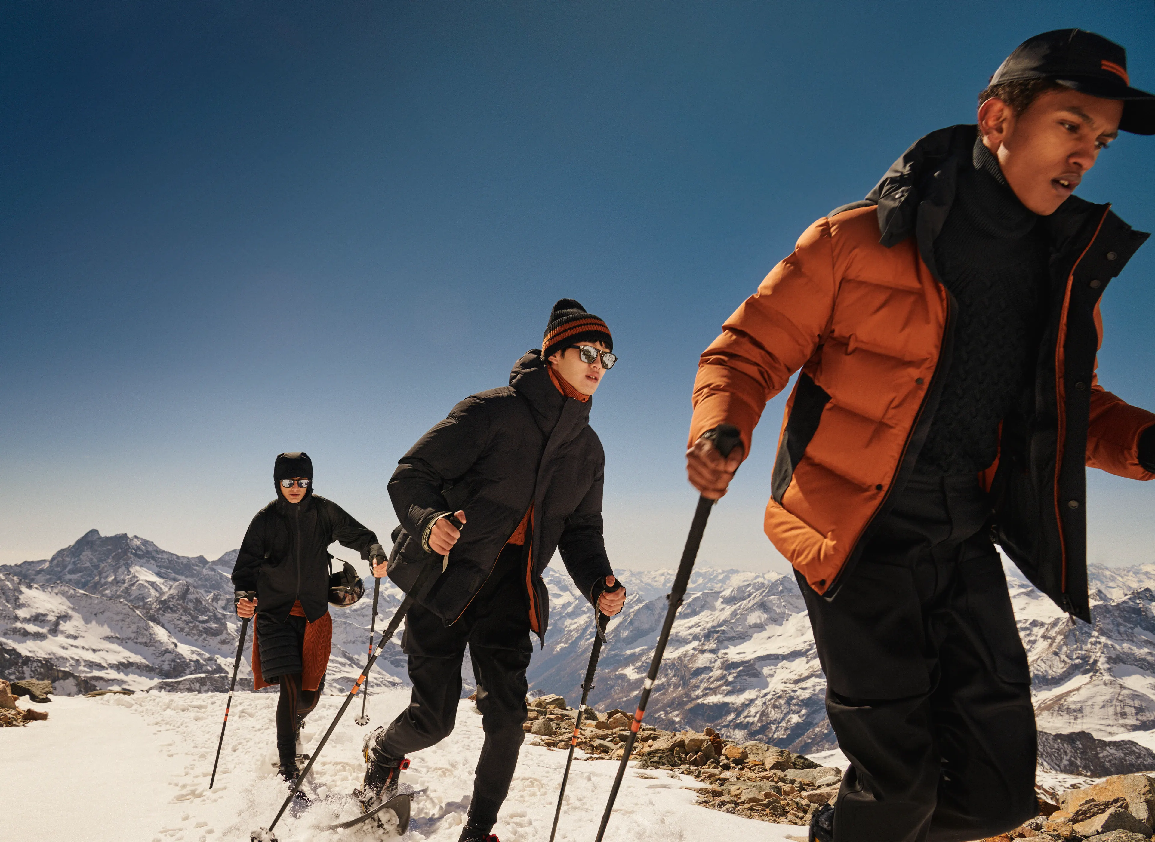 一组男士穿着 Zegna(杰尼亚)Outdoor Capsule 系列进行越野滑雪表演