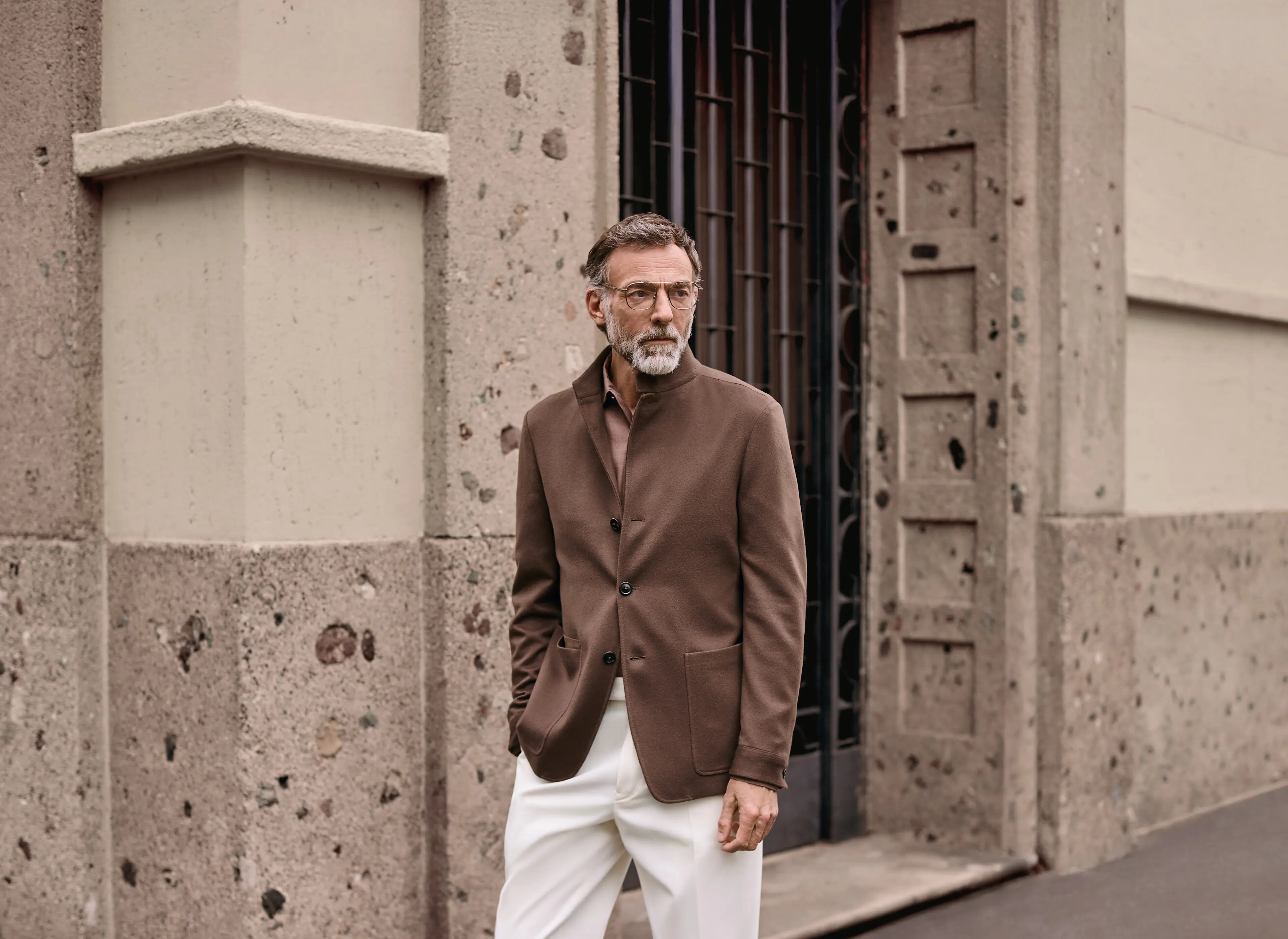 Elegantes Herbst-Outfit mit der Il Conte Jacke und einer weißen Hose, fotografiert in Turin für die ZEGNA FW25 Kollektion.
