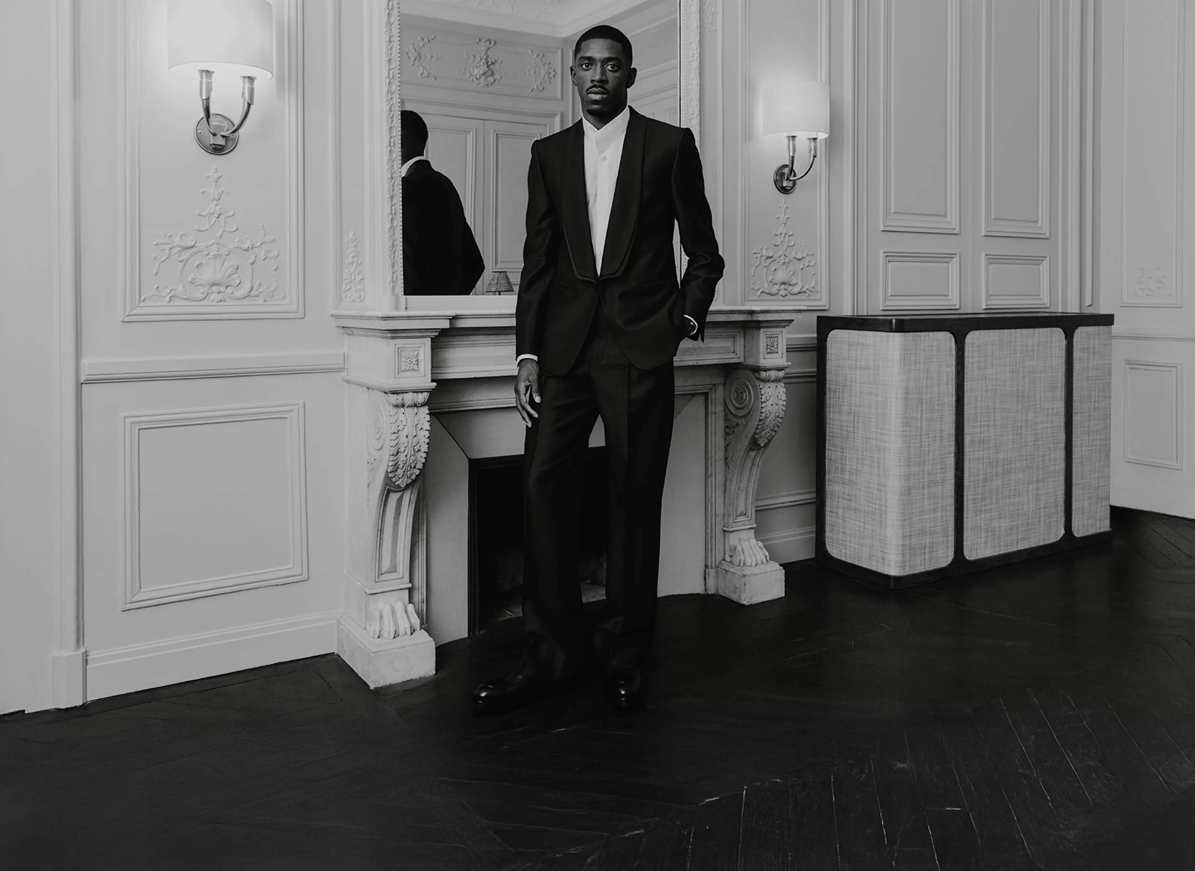 Ousmane Dembélé posiert in einem maßgeschneiderten Smoking von ZEGNA, der speziell für die Verleihung des Ballon d’Or entworfen wurde.