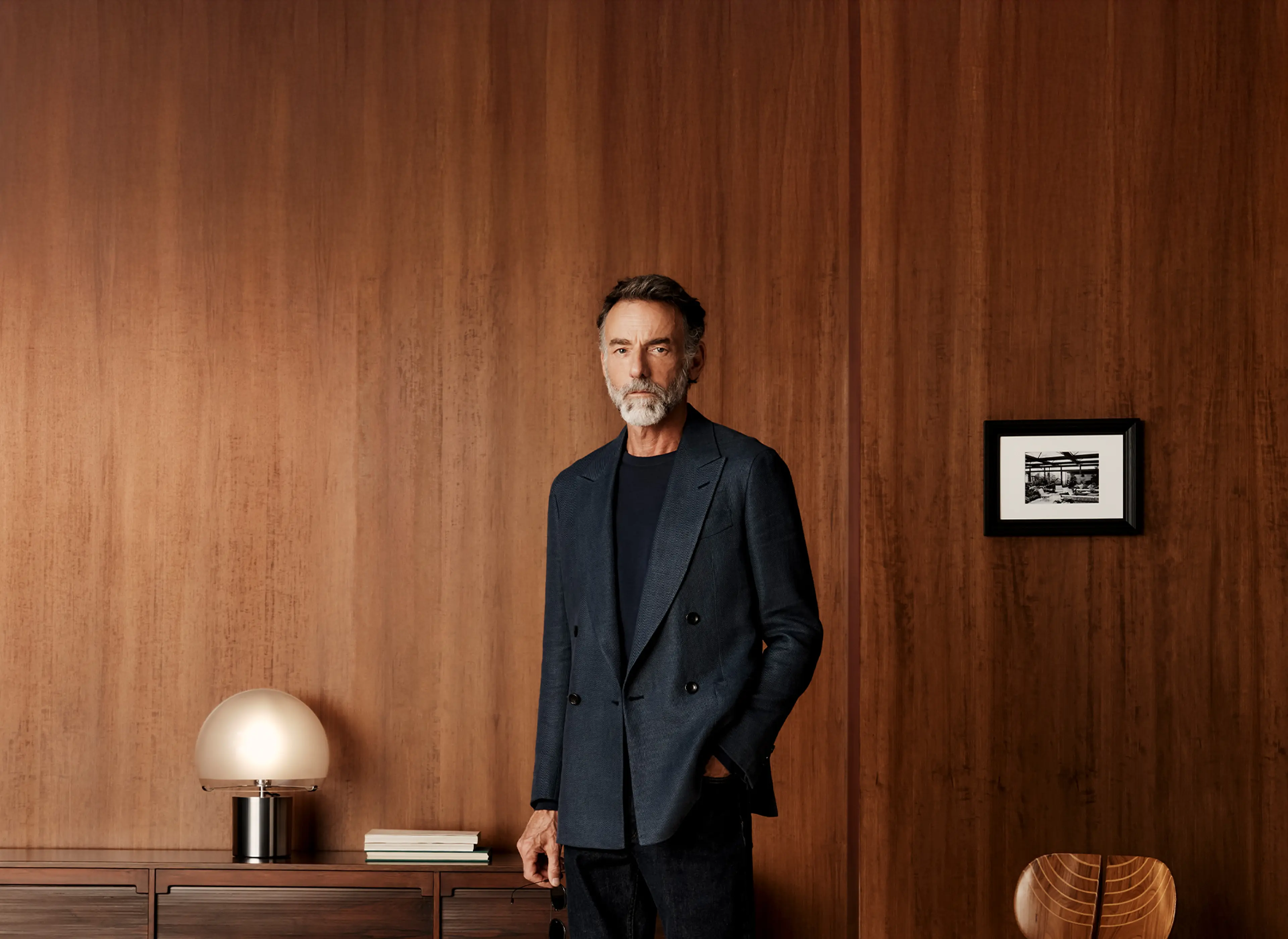 Un hombre en un atuendo de lujo informal de la colección Primavera-Verano 2026 de ZEGNA.