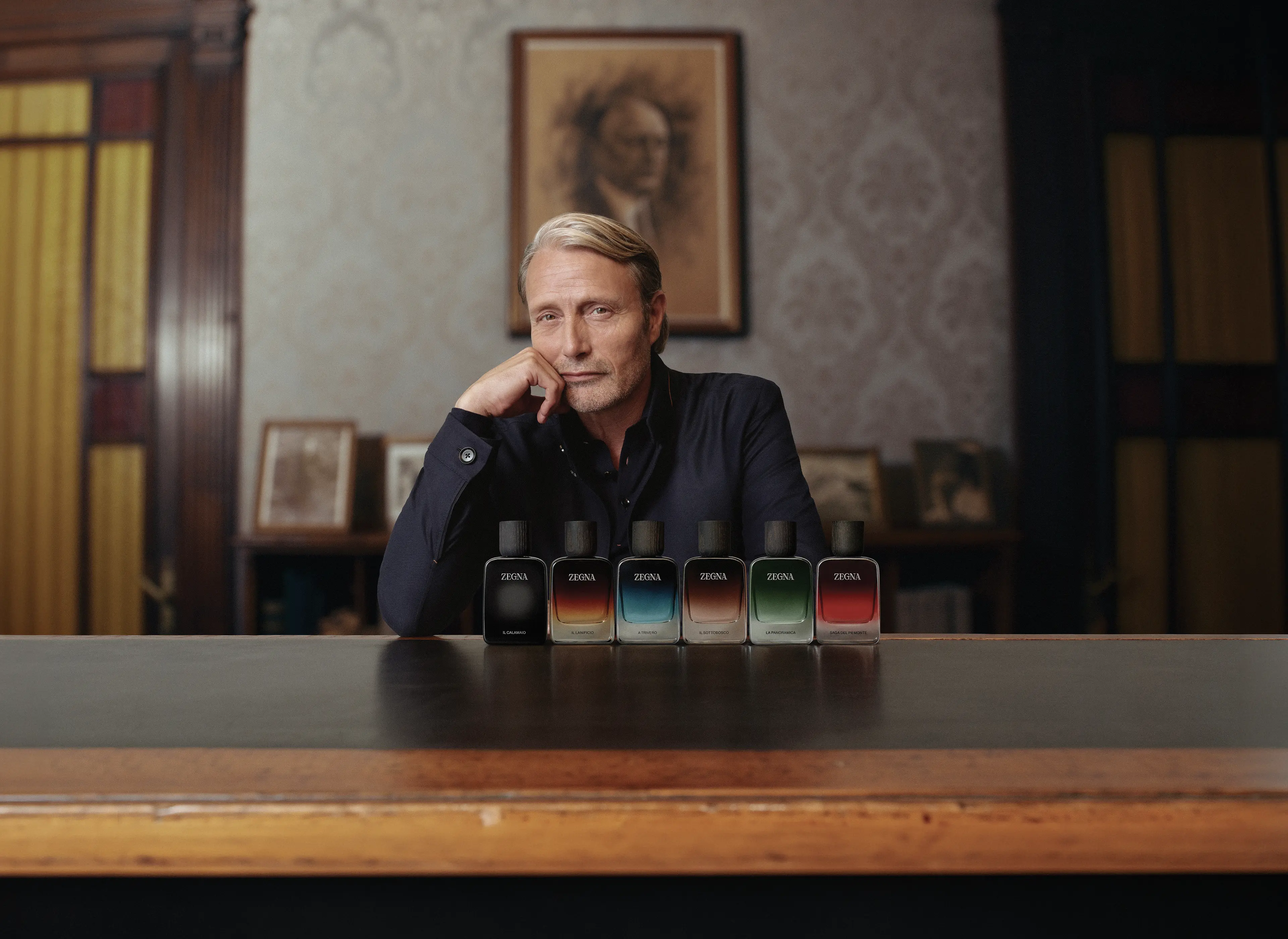 Mads Mikkelsen mit der neuen Duftkollektion von ZEGNA, die sechs unverkennbare Düfte umfasst.